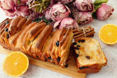 Sweet white bread accordion with orange and raisins