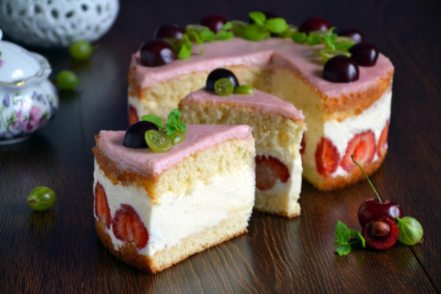 Frisier cake with strawberries