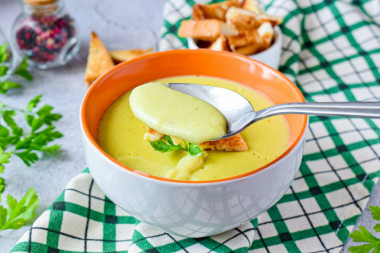 Mashed vegetable soup with cream for baby