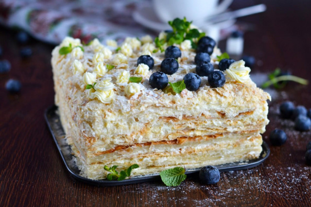 Napoleon cake made of ready-made puff pastry