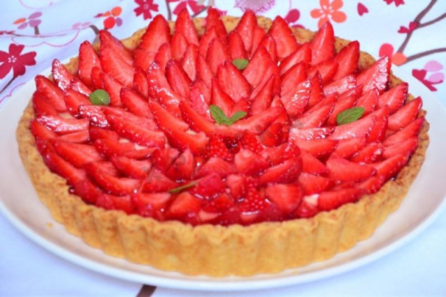 Shortbread pie with strawberries