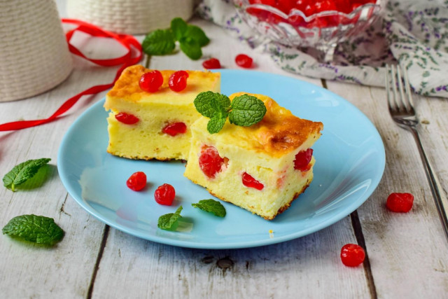 Cottage cheese casserole with semolina and sour cream