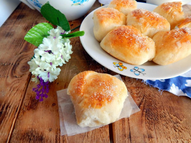 Pastry buns made of yeast dough