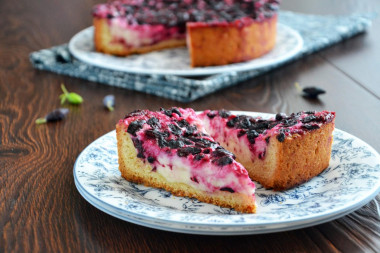 Shortbread cake with honeysuckle and cottage cheese