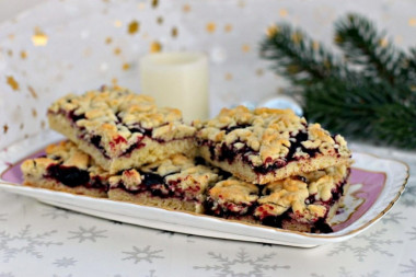 Grated cookies with jam