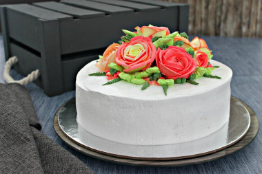 Cake with meringues decorated with flowers