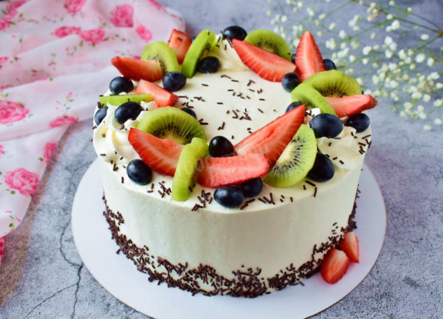 Sponge cake with curd cream and fruits