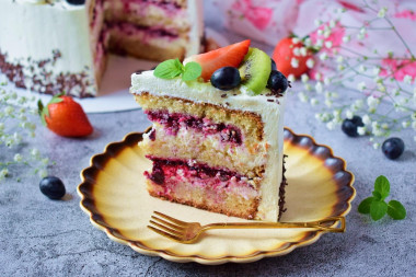 Sponge cake with curd cream and fruits