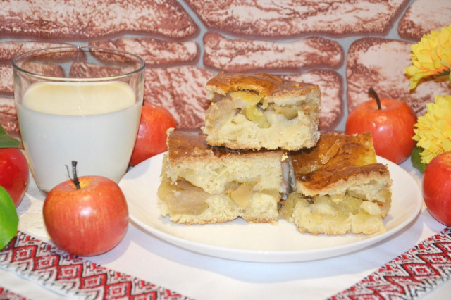 Airy pie stuffed with apples