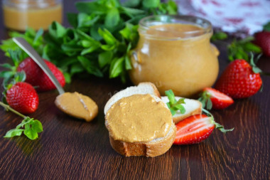 Homemade peanut paste