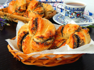 Buns with poppy seeds from yeast dough