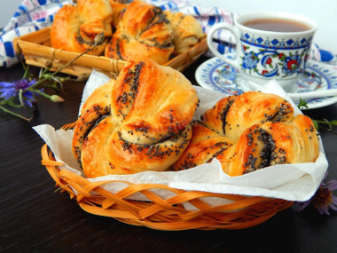 Buns with poppy seeds from yeast dough