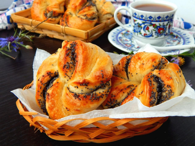 Buns with poppy seeds from yeast dough