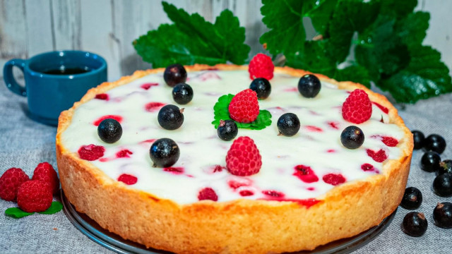 Shortbread pie with berries and sour cream filling