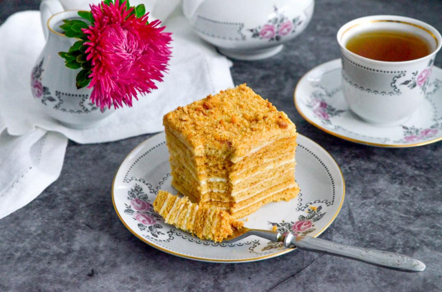 Honey cake with sour cream classic