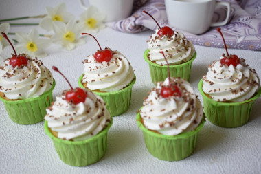 Cupcakes with stuffing inside at home