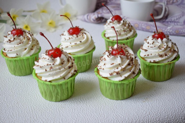 Cupcakes with stuffing inside at home