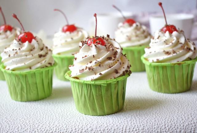 Cupcakes with stuffing inside at home