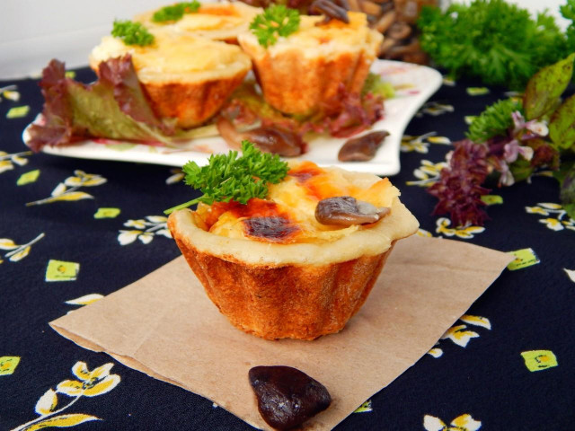 Julienne with chicken and sour cream in tartlets