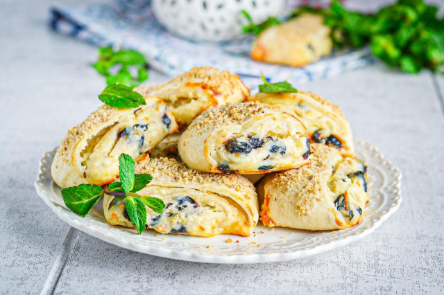 Cottage cheese rolls made of puff pastry