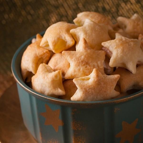 Asterisks Christmas pies with fish and onion puff pastry