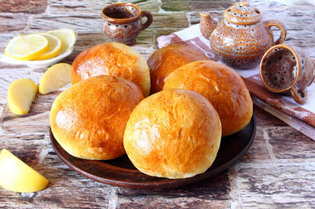 Buns with apples from yeast dough