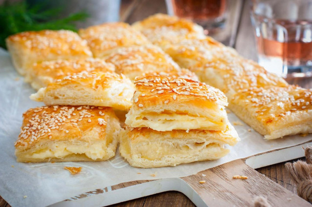Puff pastry pie with cheese
