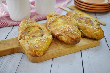 Puff pastry boats with meat