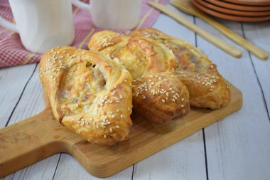 Puff pastry boats with meat