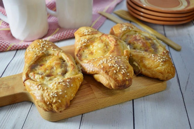 Puff pastry boats with meat