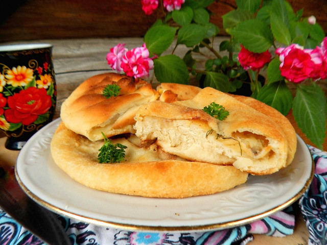 Ossetian pie with potatoes and cheese