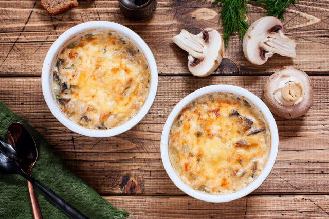 Julienne with mushrooms, chicken and sour cream