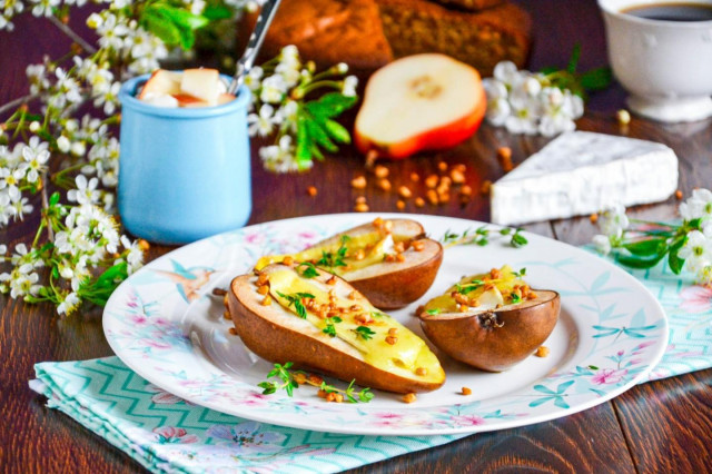 Pears with cheese dor blue or brie baked