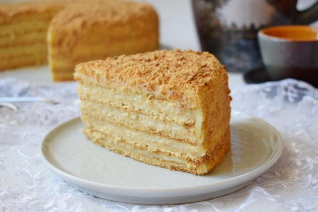 Honey cake with custard