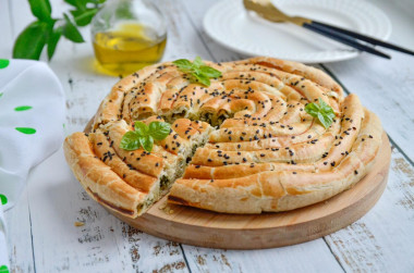 Greek snail with cheese and spinach from puff pastry