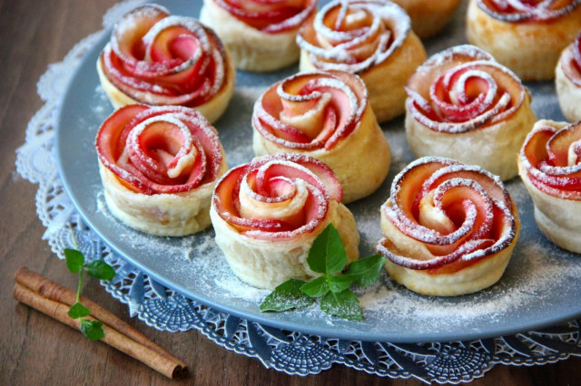 Puff pastry roses with apples