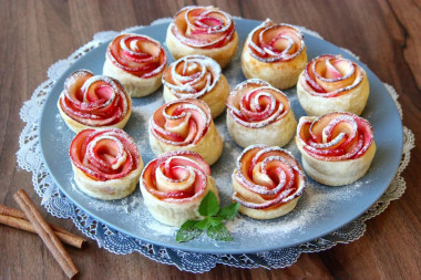 Puff pastry roses with apples
