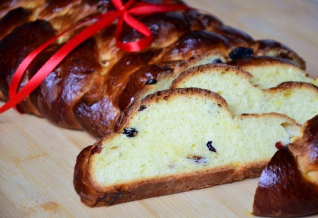 Easter bun with raisins