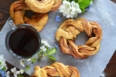 Cinnamon rolls made of puff pastry