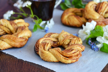 Cinnamon rolls made of puff pastry