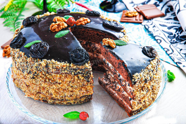 Chocolate cake with walnuts