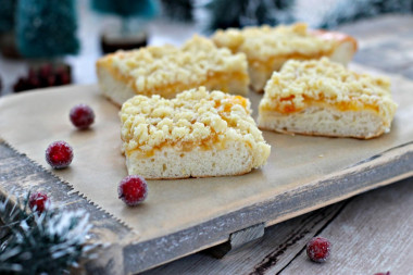 German pie with streusel and jam