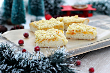 German pie with streusel and jam