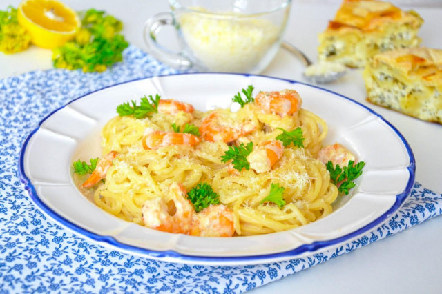 Pasta with shrimp in garlic sauce