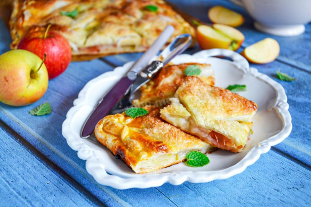 Puff pastry pie with apples