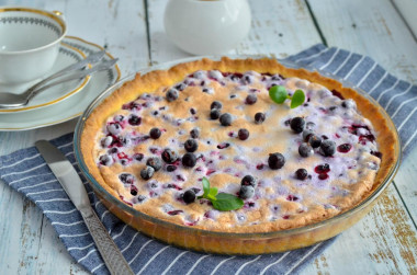 Pie with frozen currants made of shortbread dough