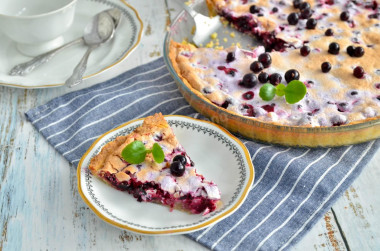 Pie with frozen currants made of shortbread dough