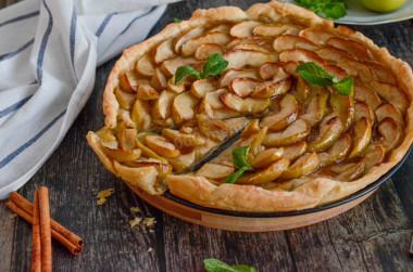 Layered apple pie