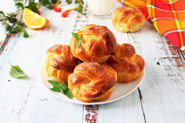 Puff pastry rolls with sugar