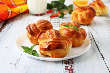 Puff pastry rolls with sugar